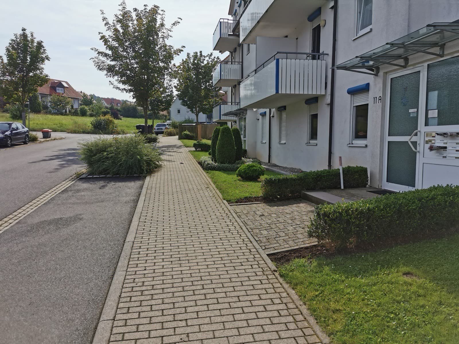 Gepflegter Weg vor einem Mehrfamilienhaus