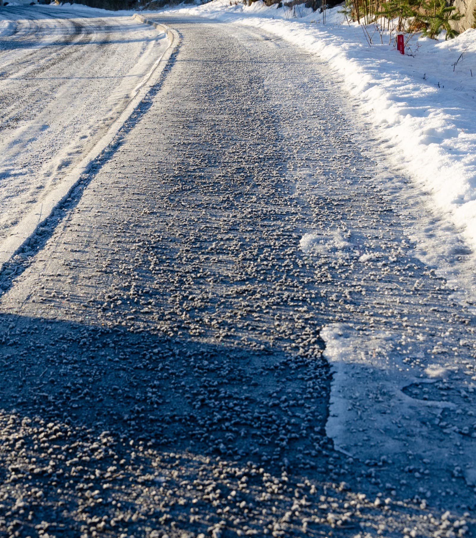 Frisch gestreuter Gehweg im Winter
